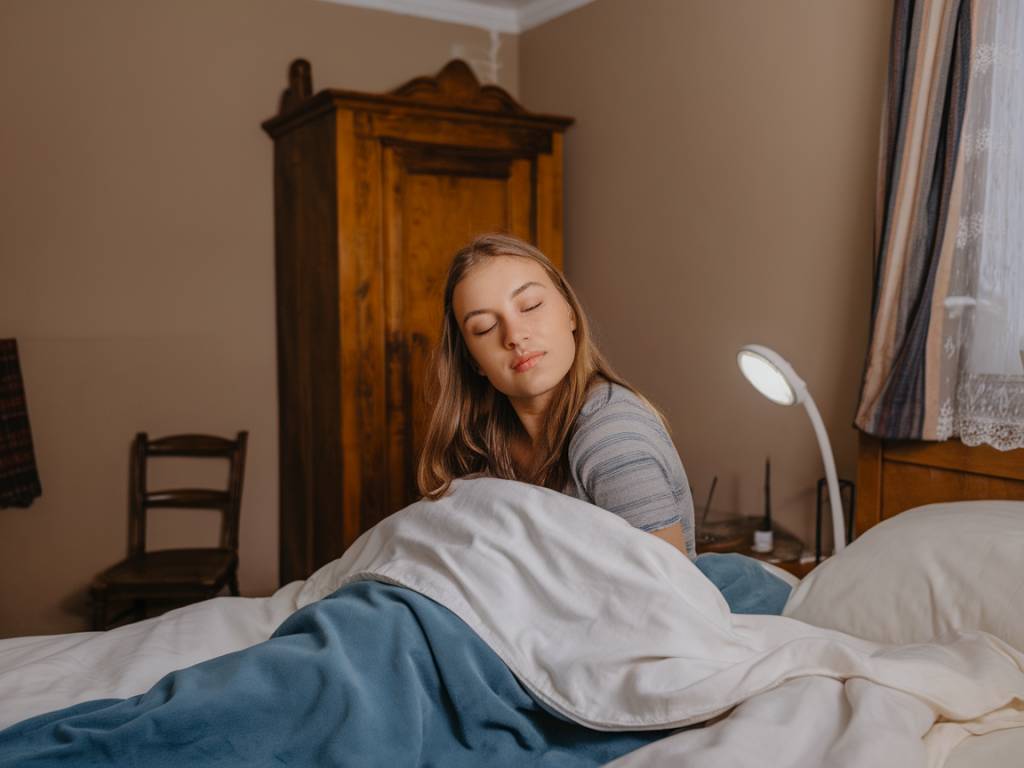 comment la lumière bleue affecte la qualité du sommeil chez les jeunes